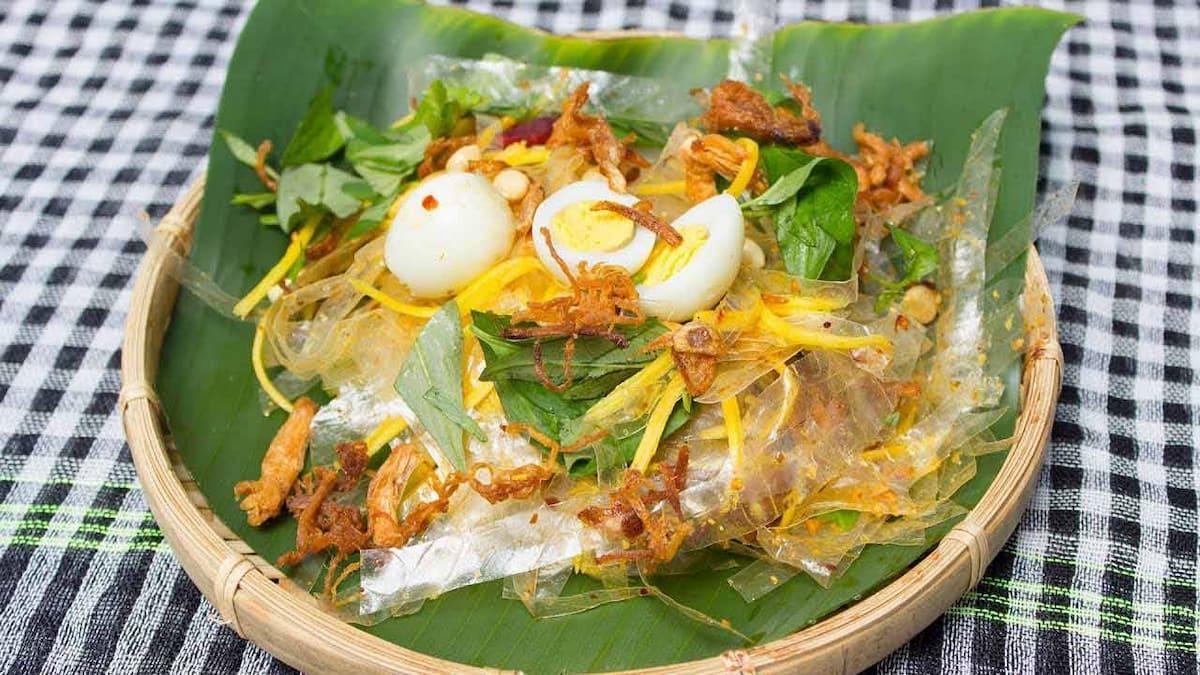 Một quán ăn vỉa hè tấp nập trên Đường Hiệp Bình Thủ Đức, cảnh người dân thưởng thức món ăn