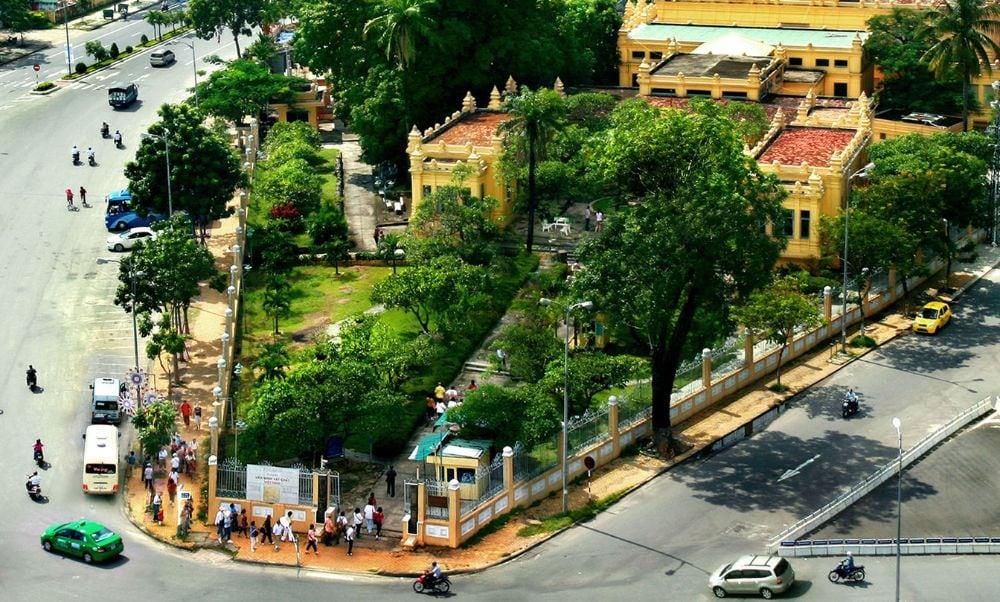 Các món ăn vặt hấp dẫn được bày bán tại khu vực lân cận Chợ Phú Phong, Bình Chuẩn, Thuận An, Bình Dương