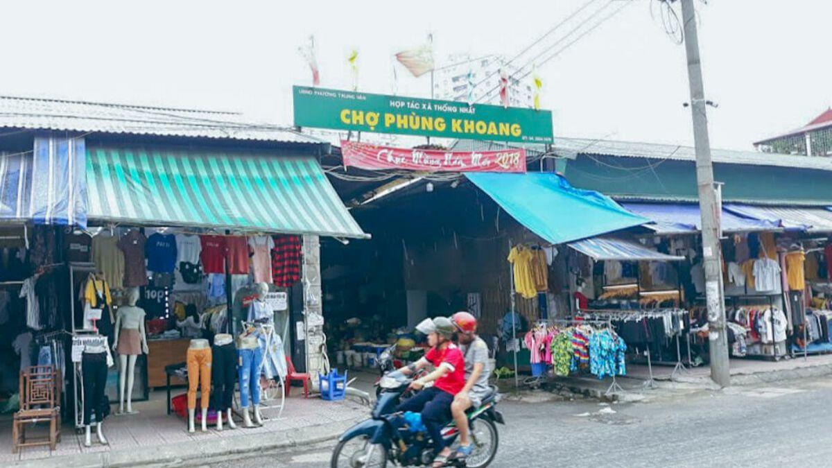 Các món ăn hấp dẫn tại ngõ 67 Phùng Khoang, Từ Liêm như chè, nem chua rán và đồ ăn vặt đa dạng