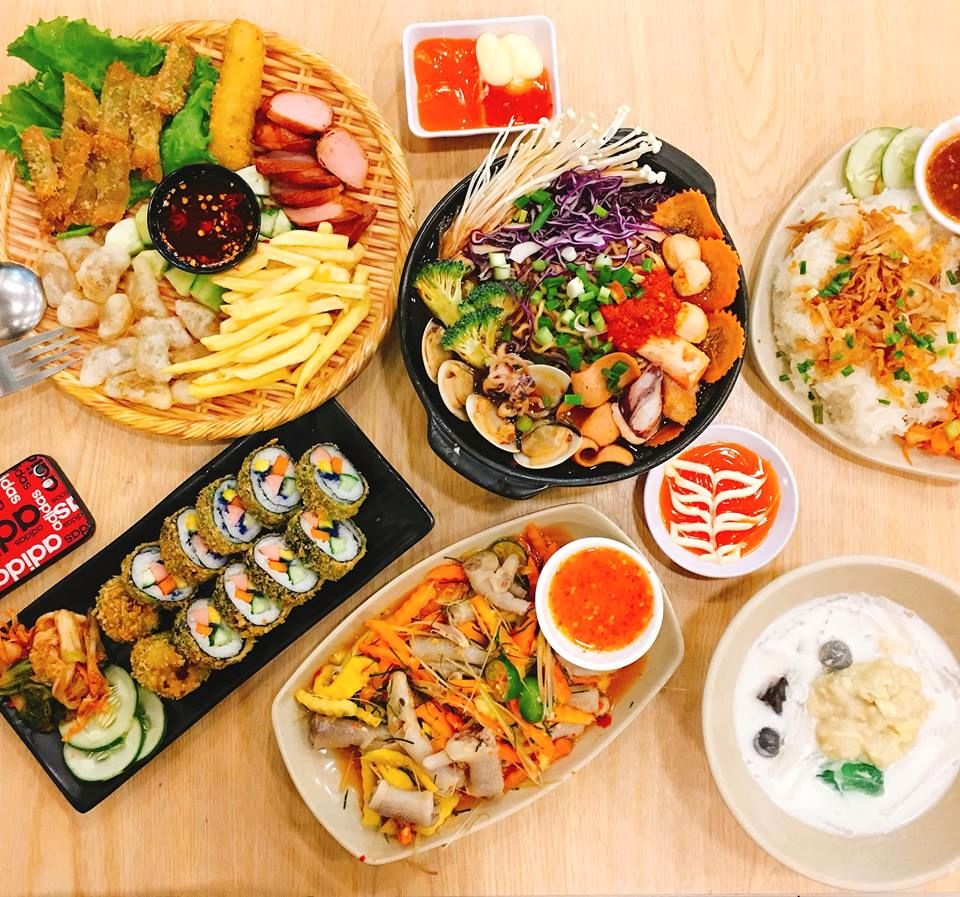 Hình ảnh một hàng ăn vặt tấp nập khách trong Ngõ Văn Chương 2, quận Đống Đa, Hà Nội với các món như nem chua rán, bánh rán
