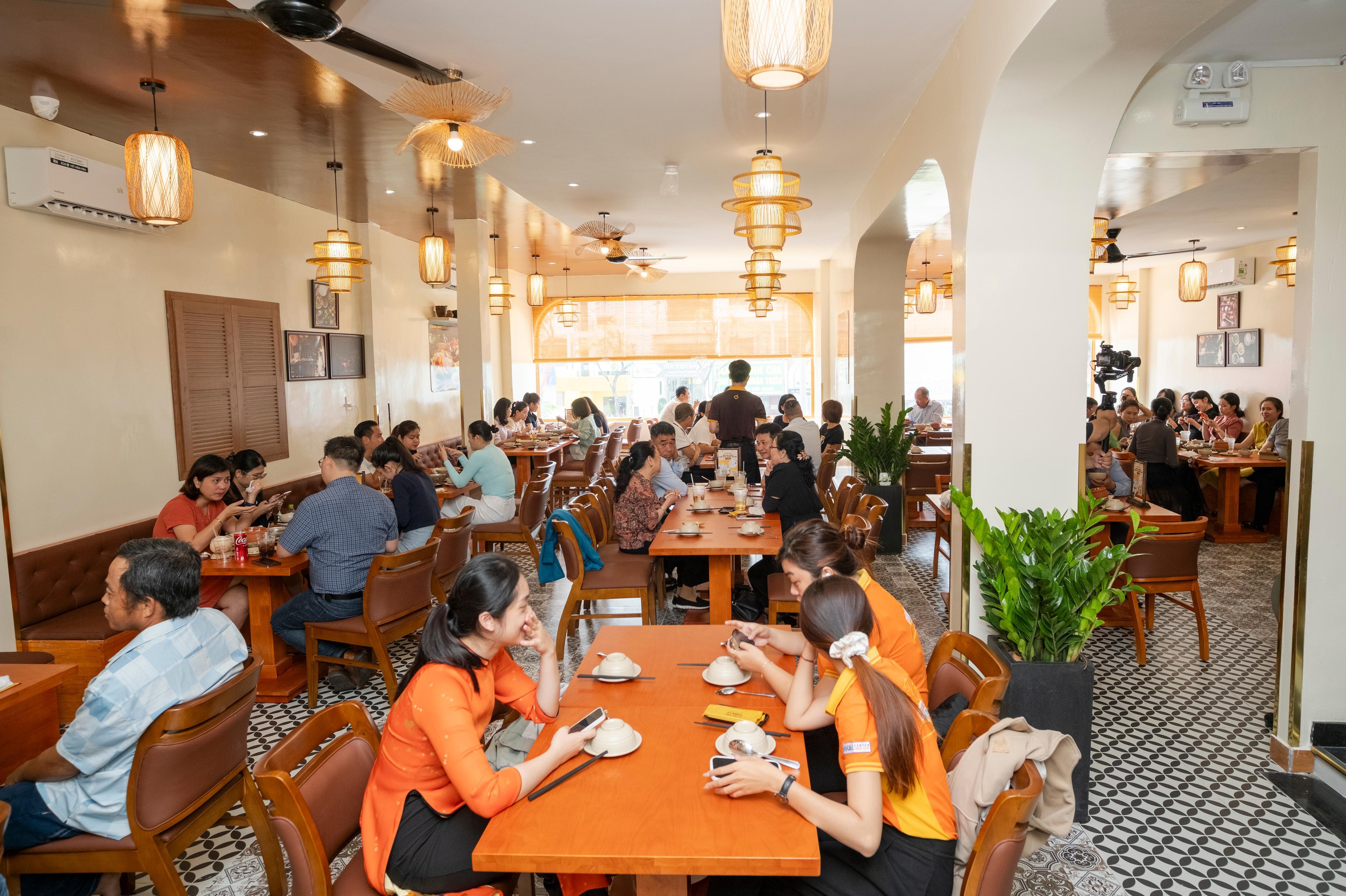 Khám phá ẩm thực đường phố hấp dẫn gần Ngã tư Trần Huy Liệu P12 Phú Nhuận