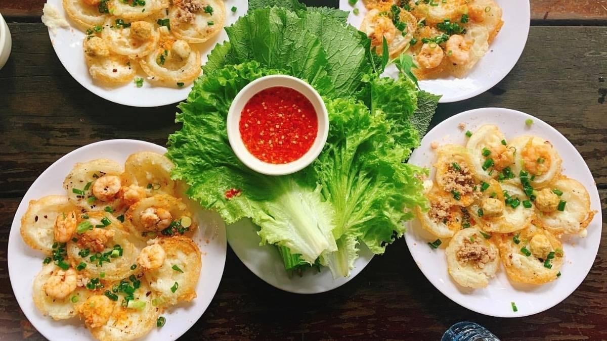 Bánh khọt Gốc Vú Sữa nổi tiếng với lớp vỏ vàng giòn, nhân tôm tươi ngon, là đặc sản hấp dẫn của Vũng Tàu