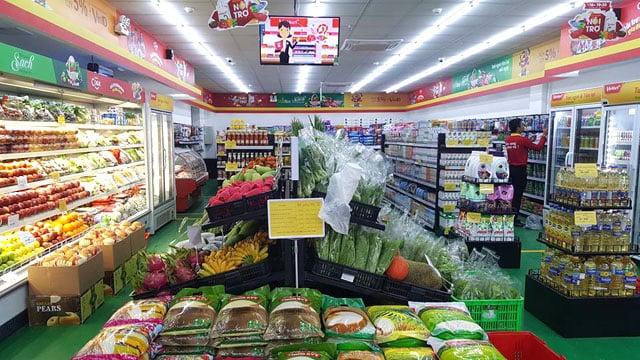 Bên trong Siêu thị Văn Lang 1 với các kệ hàng được sắp xếp gọn gàng