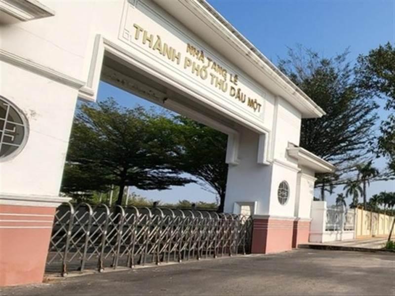 Bến Xe Tân Uyên – Uyên Hưng nhìn từ bên ngoài với hành khách và xe buýt đang đỗ, thể hiện không khí hoạt động giao thông