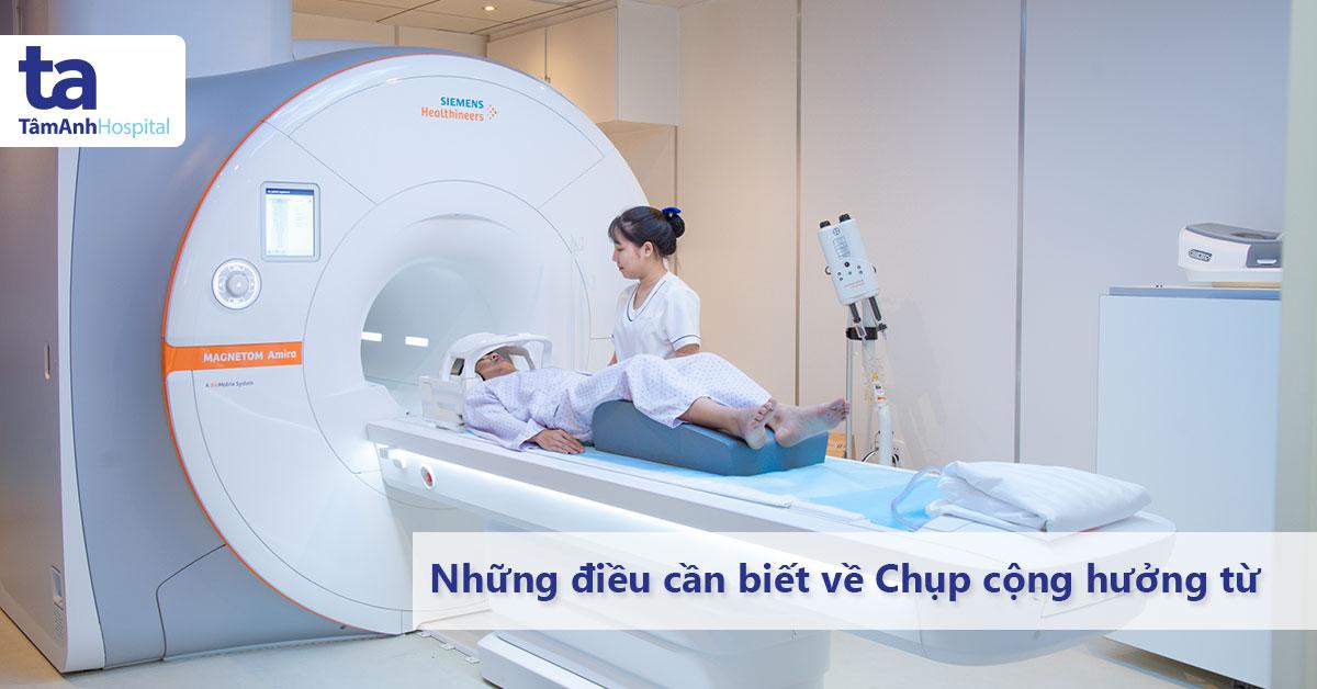 Hình ảnh một phòng khám mắt bên trong bệnh viện, có bác sĩ đang khám cho bệnh nhân, thiết bị y tế chuyên dụng được nhìn thấy rõ.