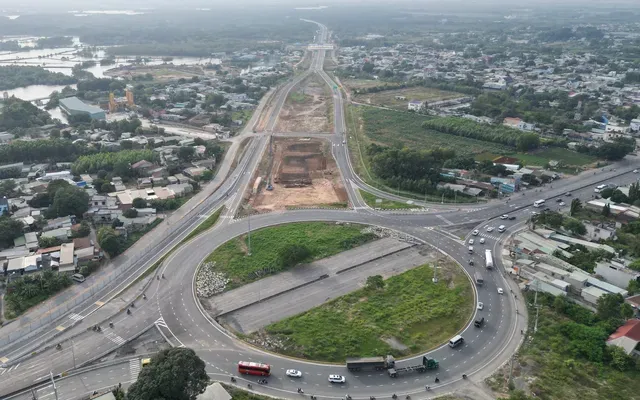 Biển báo chỉ dẫn tại ngã ba Nhơn Trạch Quốc lộ 51 Đồng Nai hướng đi các khu vực