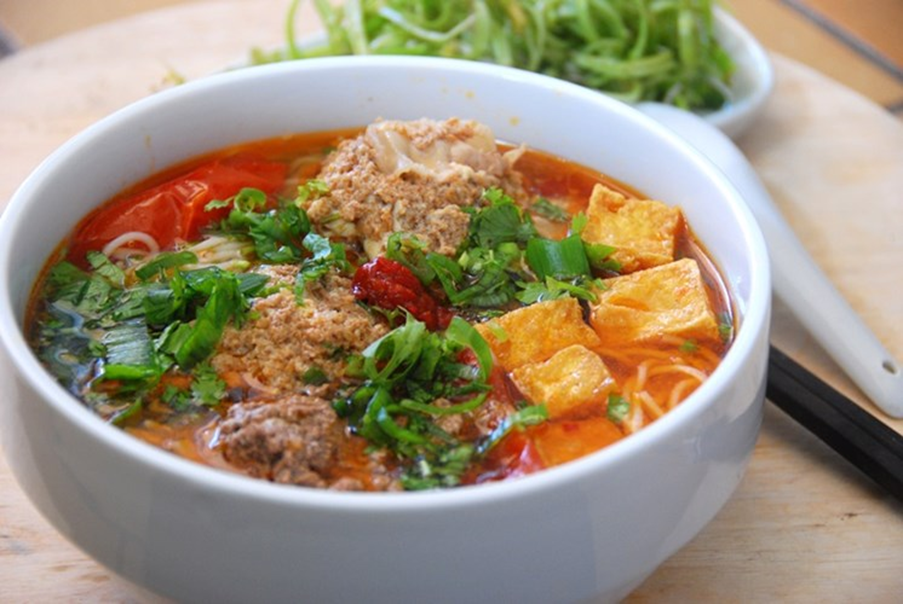To bún riêu cua đầy đặn tại quán Bún riêu Gánh 4 Phan Bội Châu Hà Nội