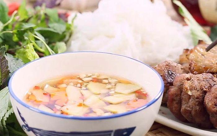 Đa dạng các món ăn vặt hấp dẫn tại khu ẩm thực Chợ Cổ Nhuế, Bắc Từ Liêm