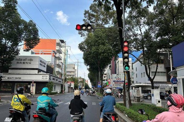 Cảnh sát giao thông điều tiết dòng xe cộ tại Ngã Tư Ô Chợ Dừa, Đống Đa, Hà Nội để giảm ùn tắc.