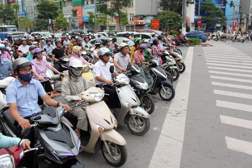 Hình ảnh cầu Trung Hòa Đống Đa Hà Nội vào giờ cao điểm, minh họa nút giao thông