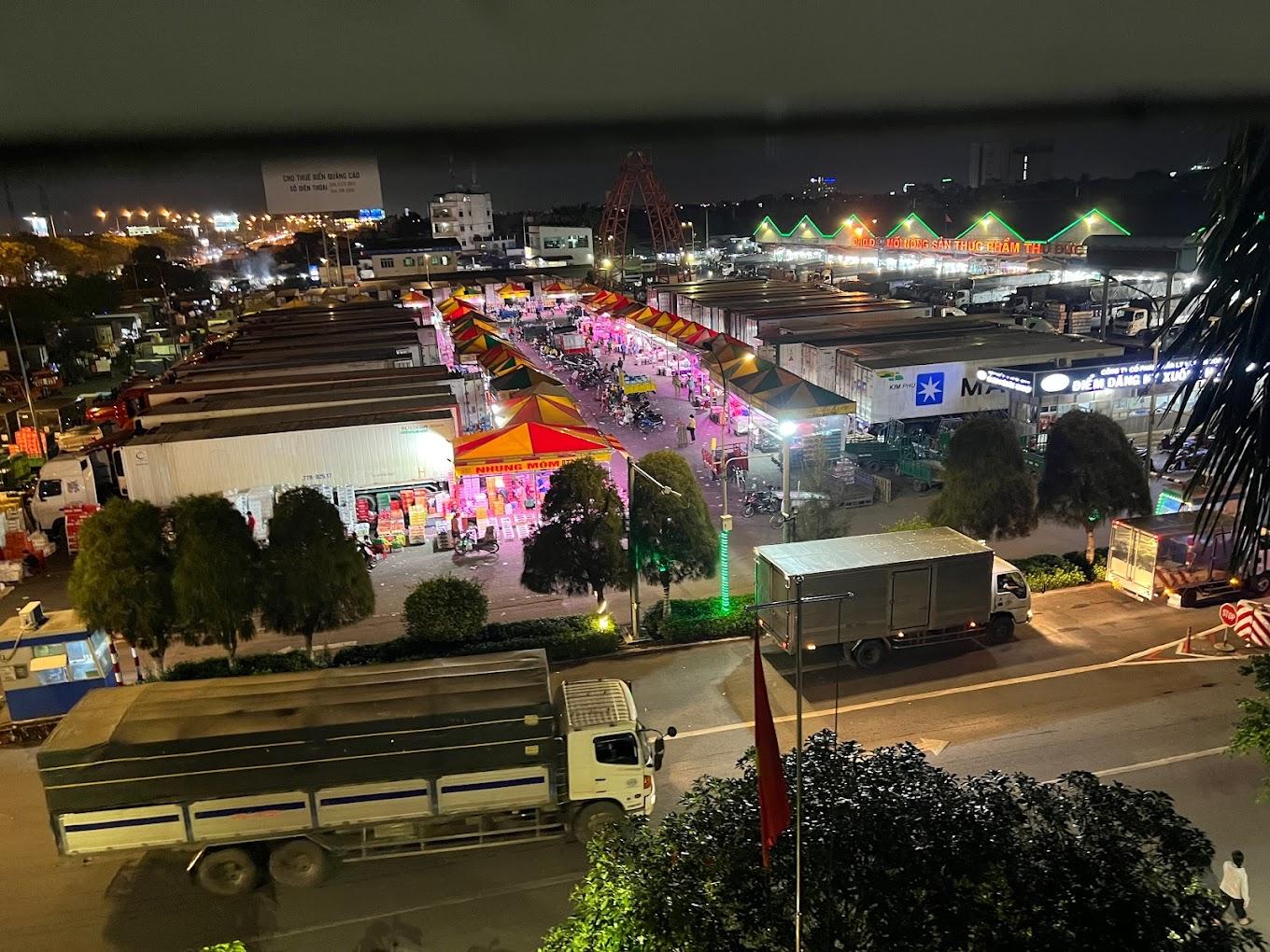 Khung cảnh tấp nập buổi sớm tại Chợ Đất Cuốc Tân Uyên Bình Dương với đủ loại mặt hàng nông sản và thực phẩm tươi sống.