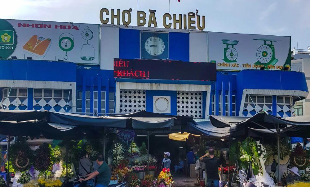 Không khí nhộn nhịp, tấp nập người mua bán tại Chợ Đông Dinh, Thạch Bàn, Long Biên, Hà Nội, thể hiện nét văn hóa chợ truyền thống Việt Nam