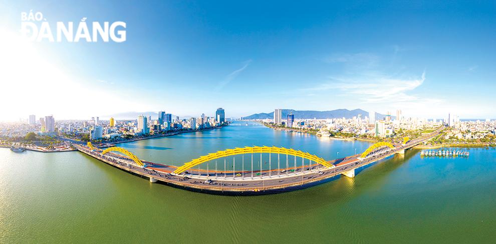 Khung cảnh bên ngoài Chợ Hòa An trên đường 29 Tháng 3 quận Cẩm Lệ Đà Nẵng nhộn nhịp người qua lại
