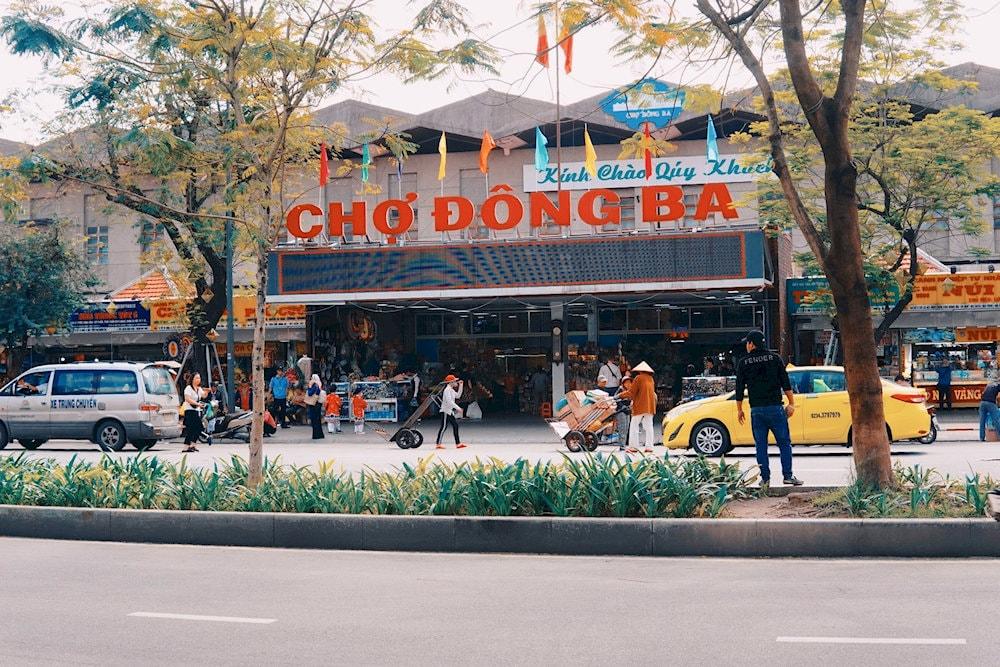 Toàn cảnh sầm uất của Chợ Khâm Thiên Đống Đa Hà Nội với người mua bán tấp nập.