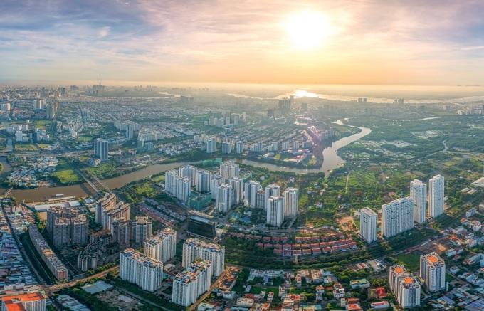 Hình ảnh tấp nập người mua sắm tại Chợ Xanh Định Công, KĐT mới Định Công, Hoàng Mai, Hà Nội với đa dạng mặt hàng.