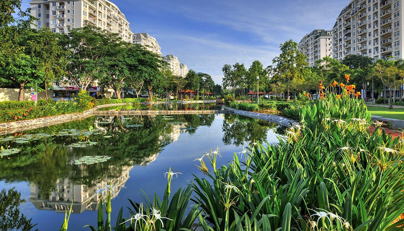 Công viên Hồ Bán Nguyệt Phú Mỹ Hưng nơi cư dân thư giãn và vui chơi ngoài trời