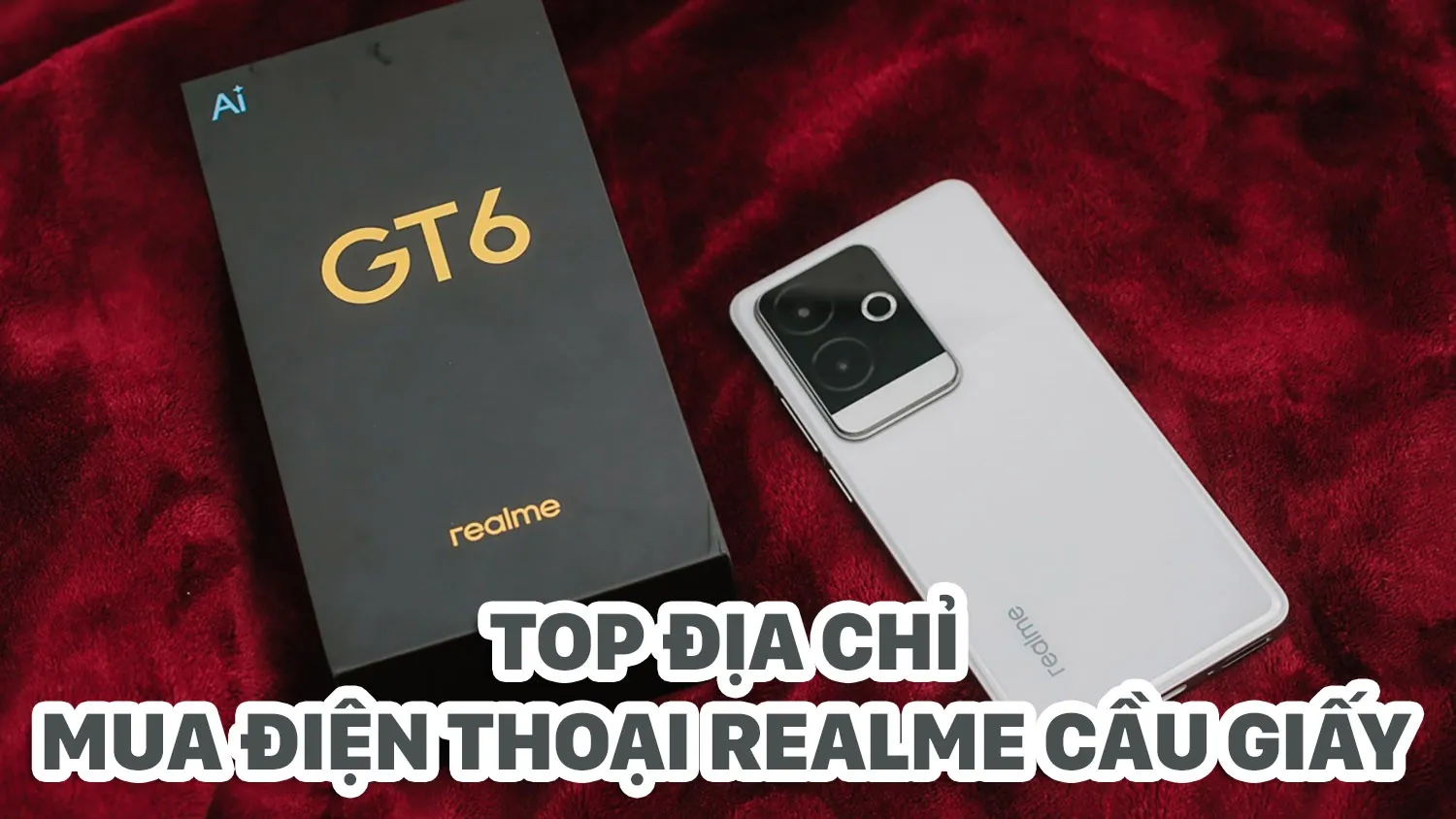Nhân viên MobileCity Cầu Giấy đang tư vấn và sửa chữa điện thoại cho khách hàng tại cửa hàng