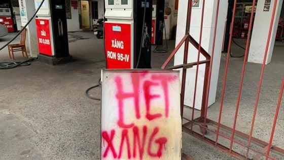 Hoạt động đổ xăng tại Cây xăng số 4 QL 13 Thuận An, cảnh xe cộ đang vào tiếp nhiên liệu