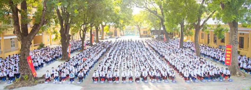 Học sinh Trường THPT Ngọc Hồi tham gia hoạt động ngoại khóa trên sân trường