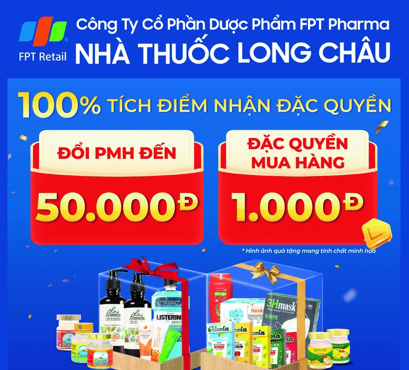 Một dược sĩ đang tư vấn cho khách hàng tại quầy thuốc ở Nhà Thuốc Long Tâm