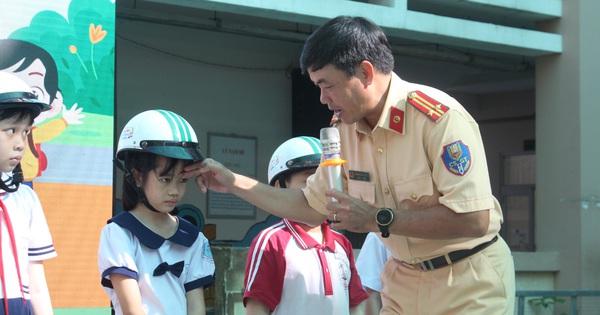 Học sinh đi học trên con đường dẫn đến Trường Tiểu Học Tân Quý Tây 3 Bình Chánh TP.HCM