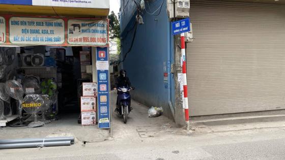 Một con ngõ nhỏ dẫn vào khu vực Chợ Cổ Nhuế tại Bắc Từ Liêm, Hà Nội