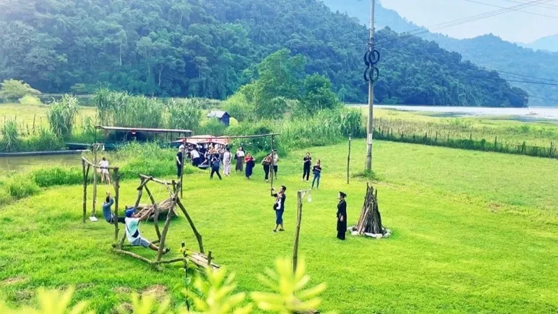 Khung cảnh yên bình trên con đường dẫn vào xã Hà Dục, huyện Chương Mỹ, Hà Nội với những cánh đồng và cây xanh đặc trưng của vùng nông thôn.