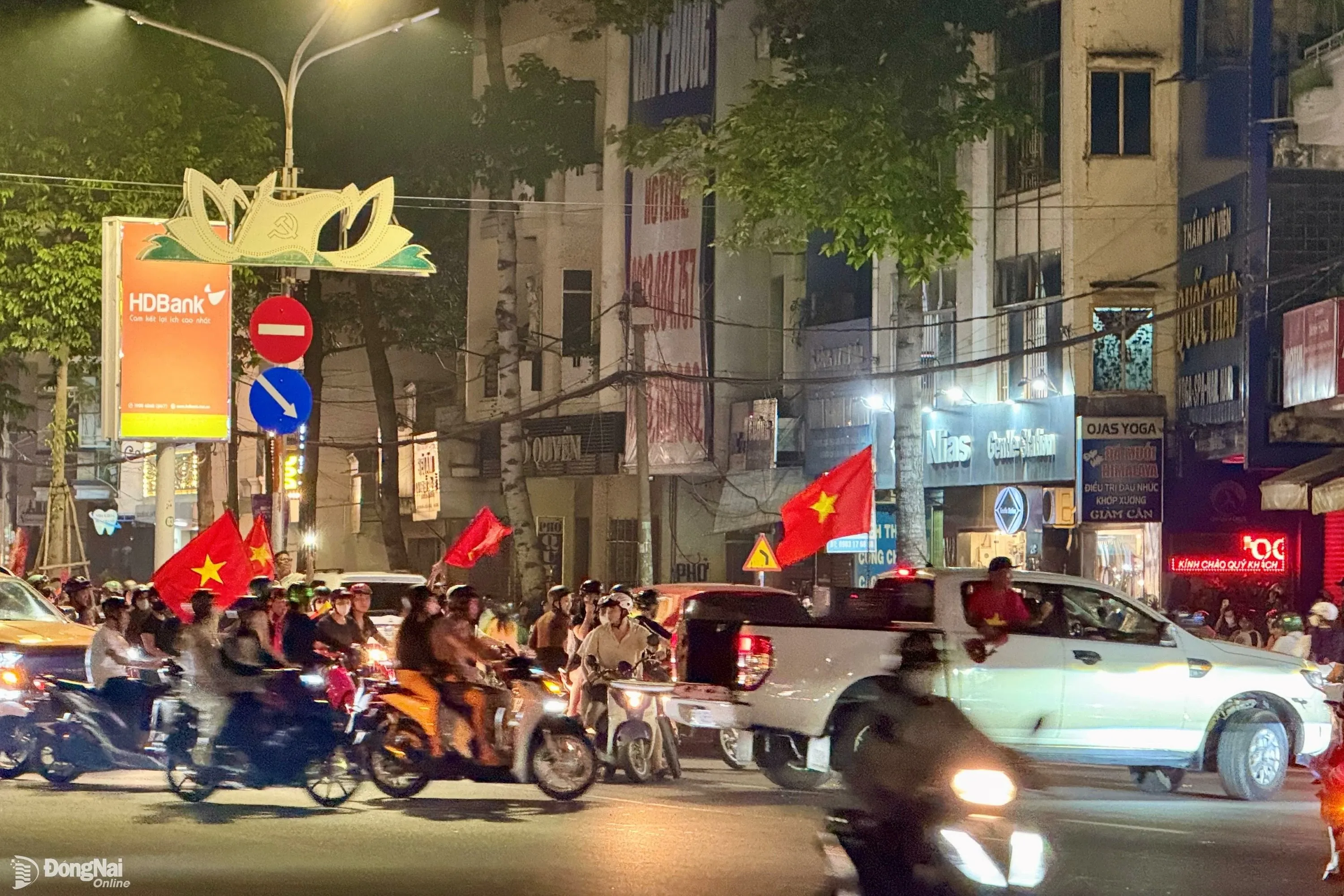 Hình ảnh giao lộ đường Đồng Khởi tấp nập tại Ngã tư Tân Phong, Biên Hòa, Đồng Nai với các phương tiện giao thông