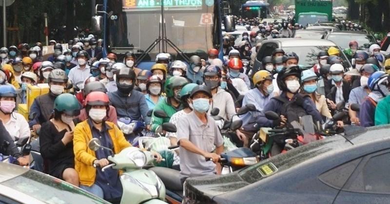 Tình hình giao thông đông đúc tại Cầu Rạch Tâm vào giờ cao điểm ở Bình Chánh
