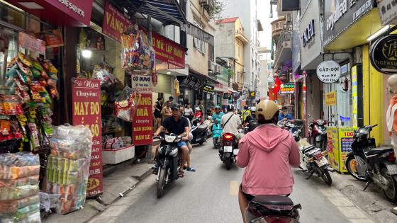 Khung cảnh giao thông giờ cao điểm trong Ngõ Văn Chương 2, quận Đống Đa, Hà Nội với xe máy và người đi bộ chen chúc