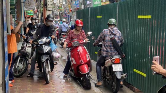 Cảnh tắc đường giờ cao điểm trên phố Lương Thế Vinh phường Trung Văn