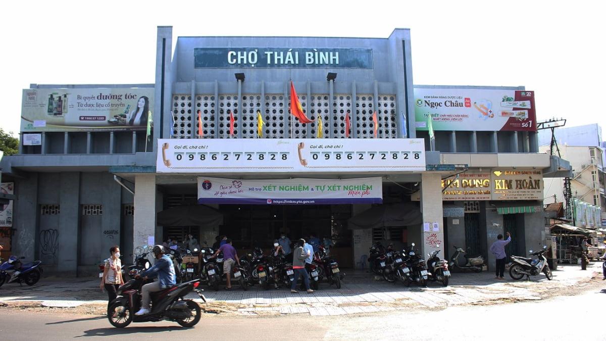 Bầu không khí nhộn nhịp vào giờ cao điểm tại Chợ Phú Lạc, Bình Chánh