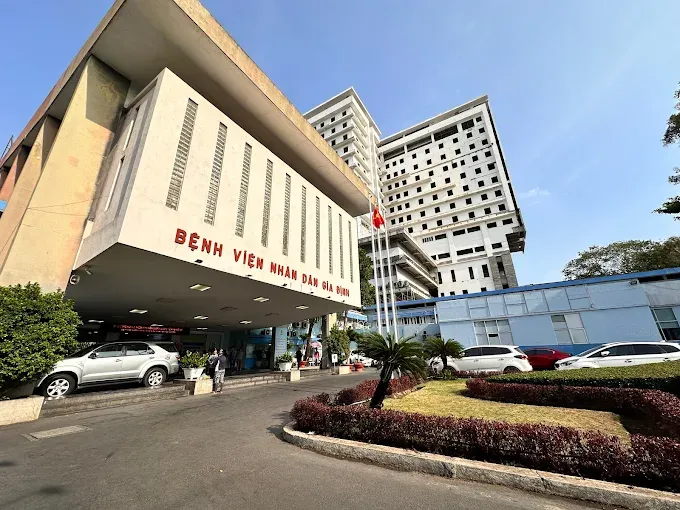 Biển báo giờ mở cửa của một tiệm massage tại Gò Vấp TP.HCM