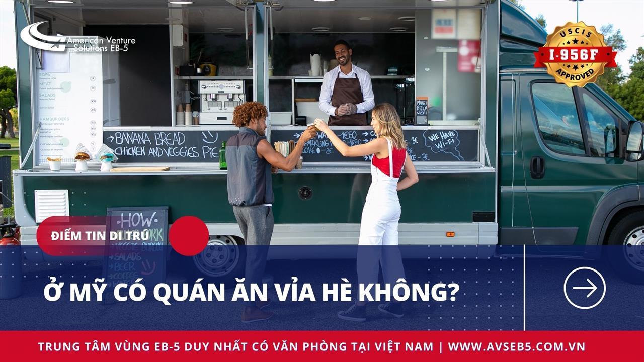 Một gánh hàng rong bán đồ ăn vặt ven Hồ Xã Đàn, thể hiện sự đa dạng của ẩm thực đường phố khu vực này.