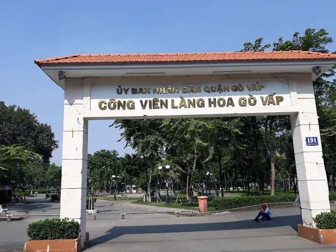 Người dân tập thể dục buổi sáng tại Công viên Văn hóa Phú Nhuận 49 Phan Đăng Lưu