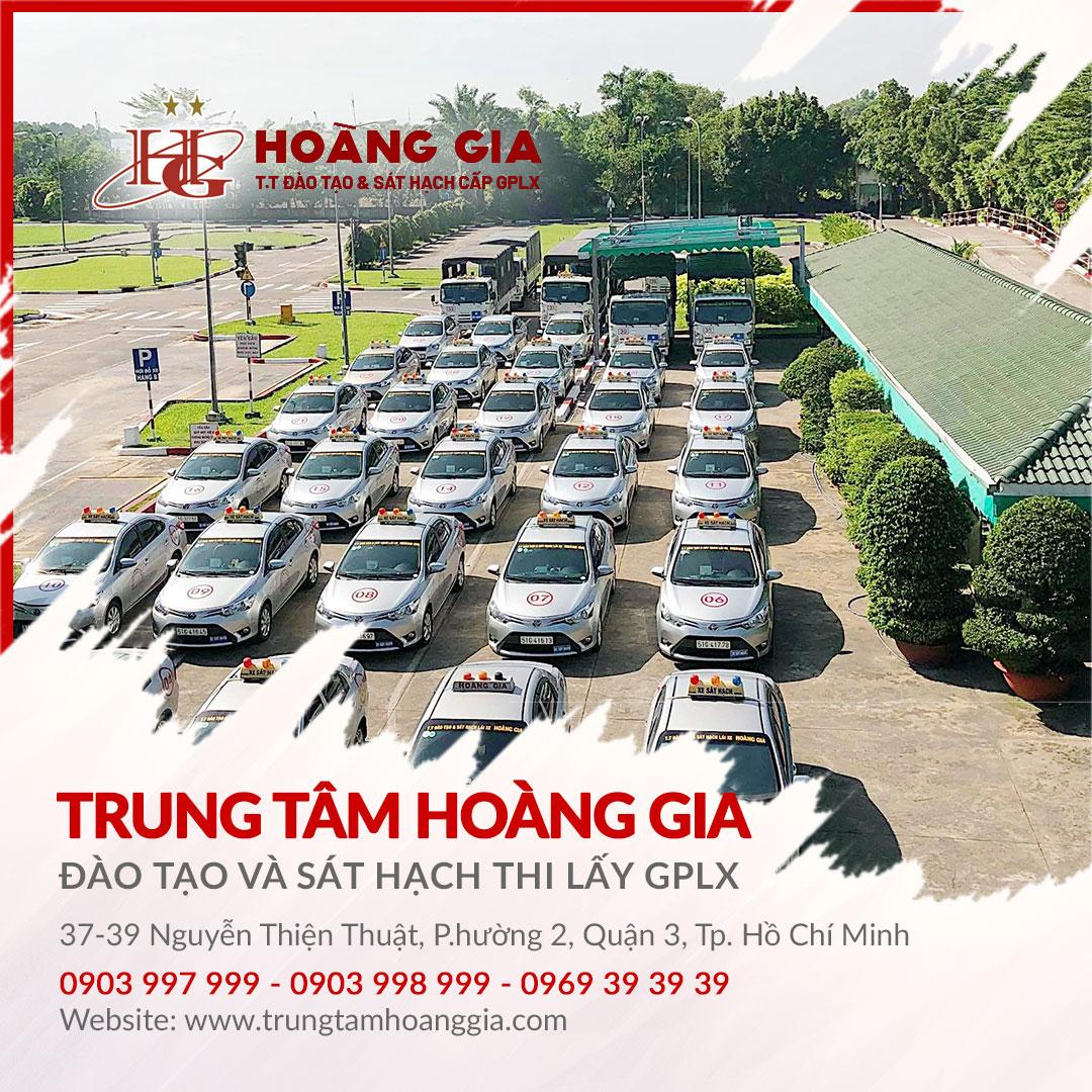 Học viên tập lái xe tại Trung tâm Hoàng Gia Quốc lộ 13
