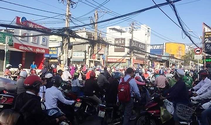 Hình ảnh kẹt xe giờ cao điểm tại Vòng xoay Liên Phường Quận 9