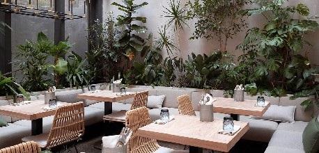Khách hàng chụp ảnh check-in với phông nền sông Hồng tại Nhà nổi Thạch Bàn, Long Biên