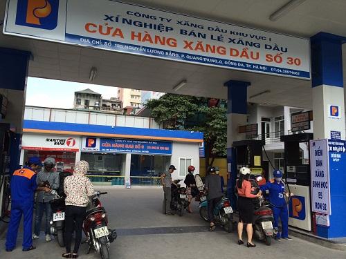 Hình ảnh khách hàng đang đổ xăng tại Cây xăng Nam Đồng 185 Nguyễn Lương Bằng Đống Đa