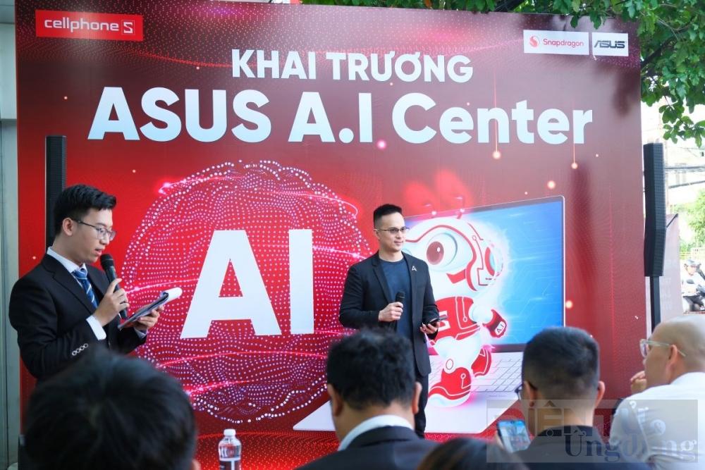 Khách hàng đang trải nghiệm thử một chiếc điện thoại tại khu vực trưng bày ở FPT Shop 45 Thái Hà.