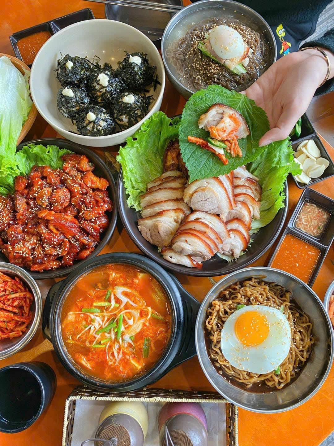Quầy hàng ẩm thực đa dạng tại Big C Lê Trọng Tấn phục vụ ăn uống nhanh