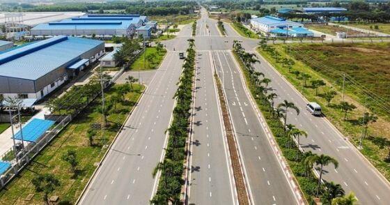 Cổng vào khu công nghiệp gần ngã ba Nhơn Trạch Quốc lộ 51 Đồng Nai biểu thị sự phát triển kinh tế
