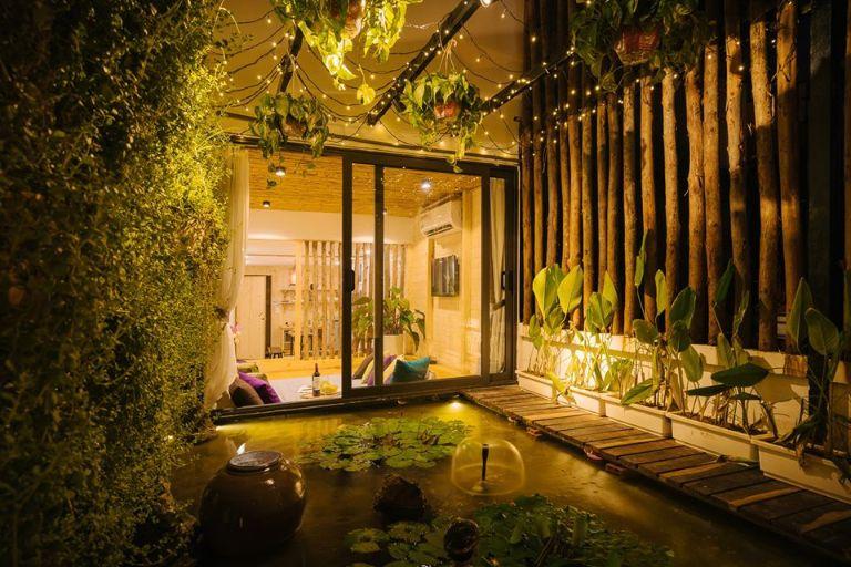 Khung cảnh sầm uất khu vực phố Hàng Mã gần 12A Lý Nam Đế Hoàn Kiếm