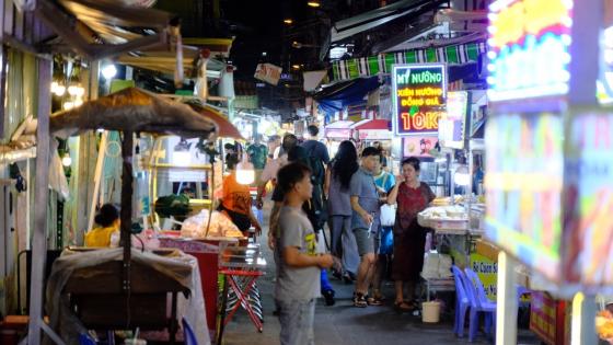 Cảnh đường phố tấp nập với các quán ăn, cửa hàng nhỏ gần Cầu Trường Đại, TP HCM