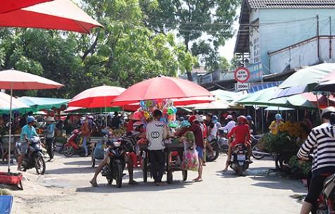 Khung cảnh tấp nập người mua bán tại Chợ Bình Thuận 2, ấp Bình Thuận, Bình Dương