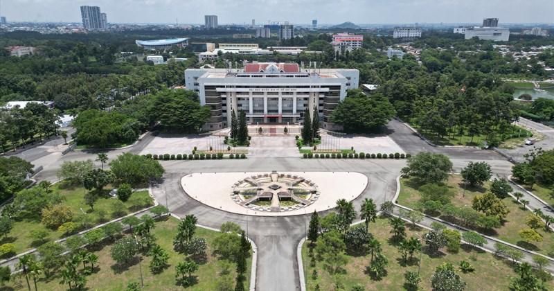 Toàn cảnh Ký túc xá Khu A ĐHQG TP.HCM với cây xanh và tòa nhà