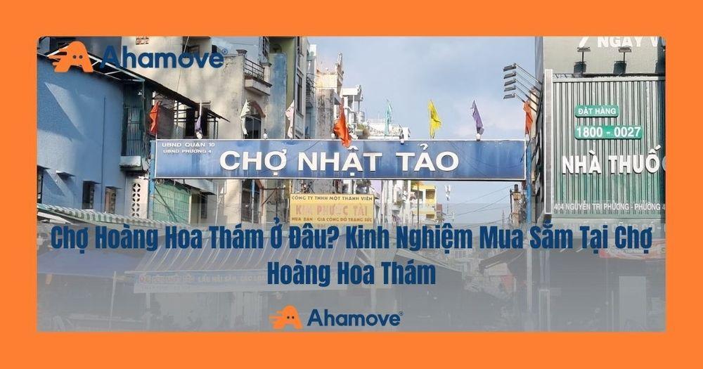 Người mua đang kiểm tra kỹ lưỡng món đồ điện tử cũ tại Chợ Nhật Tảo D