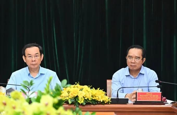 Hình ảnh mô tả người dân đang kiểm tra giấy tờ chuẩn bị trước khi đến cơ quan công quyền, thể hiện kinh nghiệm làm thủ tục nhanh chóng tại UBND Phường Tân Quý.