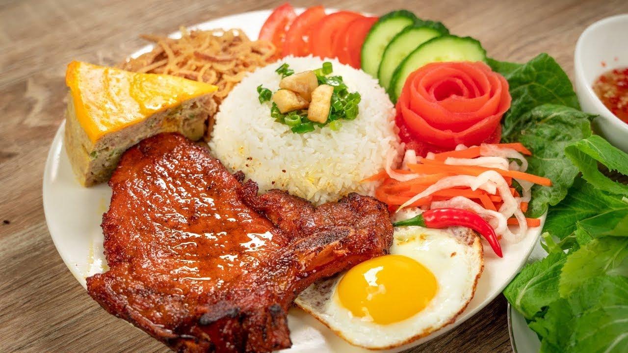 Một phần cơm sườn hấp dẫn tại Quán Cô La