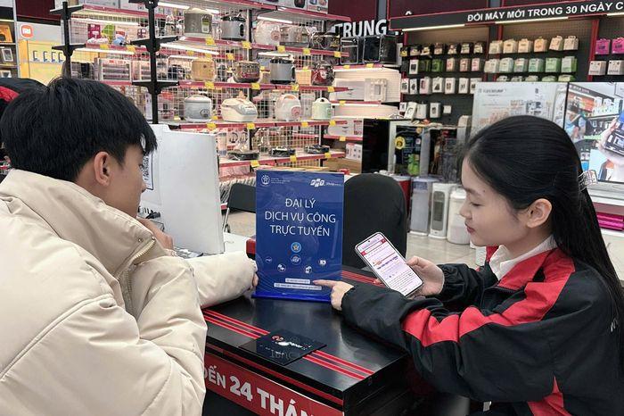 Quang cảnh bên ngoài cửa hàng FPT Shop tại số 45 Thái Hà, Đống Đa, Hà Nội trong một ngày nắng đẹp.